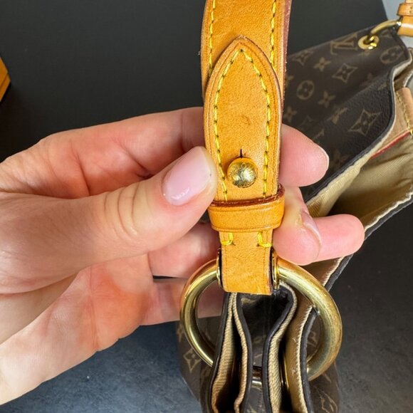 Louis Vuitton Graceful PM hobo in classic Monogram canvas Beige Interior - Picture 8 of 17